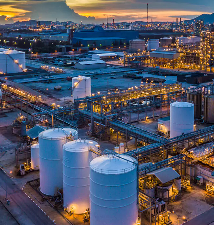 Industrielle Energieanlage bei Dämmerung