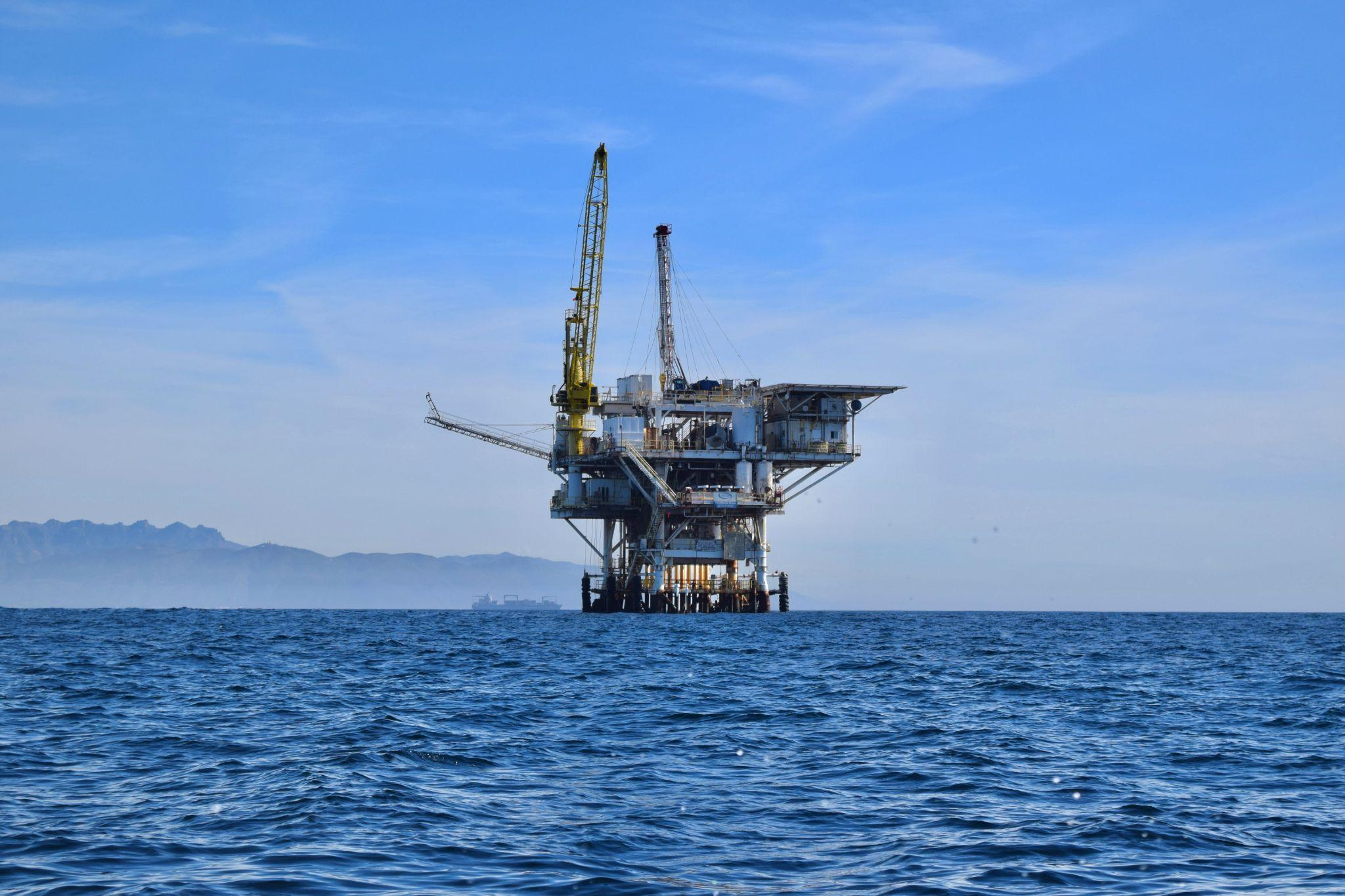 Oil rigging plant during daytime